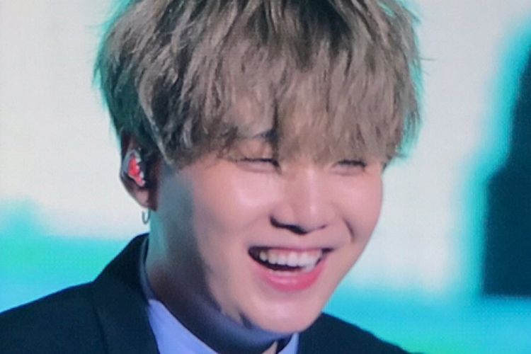 Min Yoongi atau yang biasa dikenal sebagai Suga ketika tampil bersama BTS di Lotte Family Concert 2019 di Seoul, Korea Selatan, Minggu (11/8/2019).