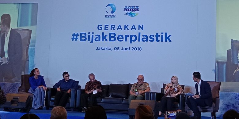 Pegiat Isu Lingkungan Nadine Chandrawinata, Direktur of Sustainable Development Danone Aqua Karyanto Wibowo, Guru Besar Pengelolaan Udara dan Limbah Institut Teknologi Bandung Prof. Dr. Ir. Enri Damanhuri, Kepala Subdirektorat Barangdan Kemasan Direktorat Pengelolaan Sampah KLHK, Ujang Solihin Sidik, serta Asisten Deputi Pendayagunaan IPTEK Maritim, Kementerian Koordinator Maritim, Nani Hendiarti (paling kiri ke kanan) dalam diskusi pengelolaan sampah plastik oleh Danone Aqua di Jakarta, Selasa (5/6/2018).