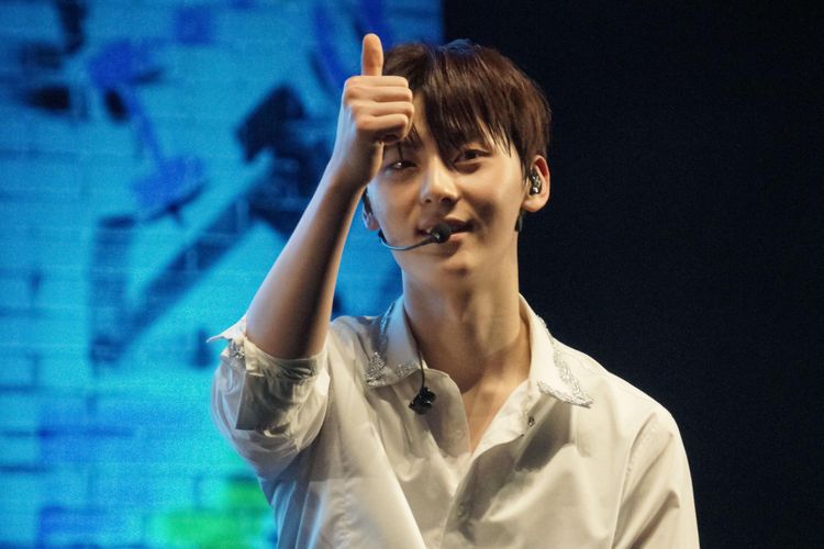 Member Wanna One Hwang Minhyun pada Wanna One First Fan Meeting yang dilangsungkan di Indonesia Convention Exhibition (ICE), BSD, Tangerang, Minggu (21/1/2018).