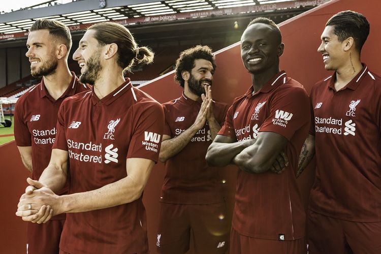 Para pemain menggunakan jersey kandang Liverpool untuk musim 2018-2019.