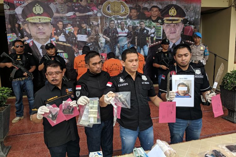 Kasat Reskrim Polres Metro Jakarta Barat AKBP Edy Suranta Sitepu memberikan keterangan kepada wartawan terkait  Begal yang Ancam Ojek Online Pakai Pistol dan Golok pada Selasa (23/4/2019)