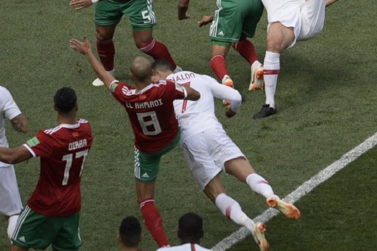 Cristiano Ronaldo menyundul bola ke arah gawang lawan pada pertandingan Portugal vs Maroko di Stadion Luzhniki, 20 Juni 2018. 