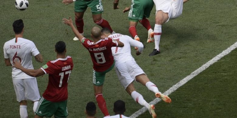 Cristiano Ronaldo menyundul bola ke arah gawang lawan pada pertandingan Portugal vs Maroko di Stadion Luzhniki, 20 Juni 2018. 