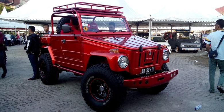 VW Safari dengan sasis dan mesin Toyota FJ40 tampil di Black Autobattle 2017 Pekanbaru. Pemiliknya, Eki, menghabiskan biaya sekitar Rp 300 juta untuk membangun mobil ini dengan bahan-bahan yang sudah dimilikinya sejak lama.