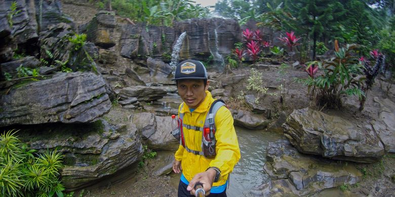 Aliran sungai di kawasan Gua Garunggang di Desa Karang Tengah, Babakan Madang, Kabupaten Bogor, Selasa (6/2/2018).