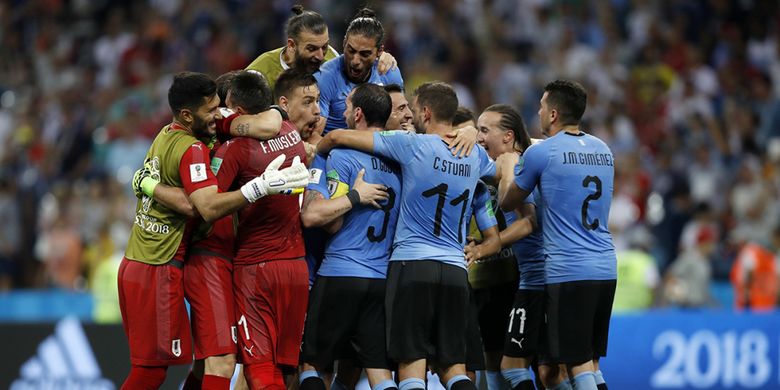 Para pemain Uruguay melakukan selebrasi usai menang atas Portugal pada laga babak 16 besar Piala Dunia 2018 di Stadion Olimpiade Fisht, Sabtu (30/6/2018) atau Minggu dini hari WIB. Portugal gagal lolos ke babak perempat final setelah ditaklukkan Uruguay dengan skor 2-1.