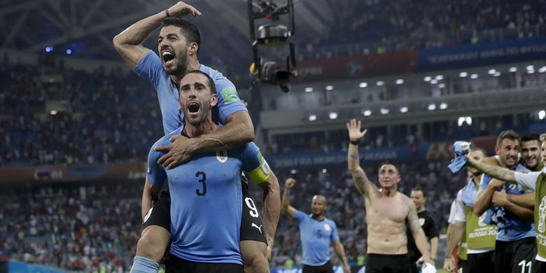 Pemain Uruguay Luis Suarez (atas) dan Diego Godin melakukan selebrasi usai menang atas Portugal pada laga babak 16 besar Piala Dunia 2018 di Stadion Olimpiade Fisht, Sabtu (30/6/2018) atau Minggu dini hari WIB. Portugal gagal lolos ke babak perempat final setelah ditaklukkan Uruguay dengan skor 2-1.