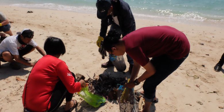 Tim dari Seangle, Divers Clean Action, dna KFC Indonesia kerja bakti membersihkan bagian Pantai Tanjung Karang, Sulawesi Tengah.(Kompas.com/Silvita Agmasari)