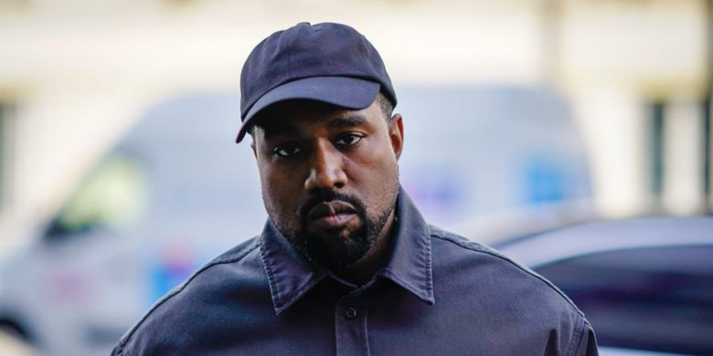 Pendiri Yeezy, Kanye West Terlihat Pakai Sneakers Under Armour