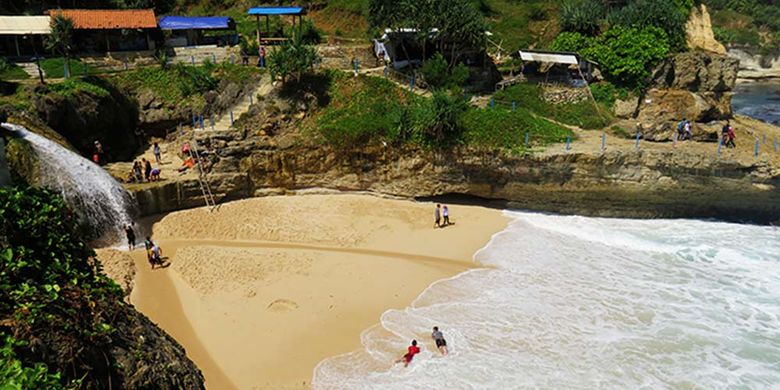 Keunikan Pantai Banyu Tibo dengan Air Terjunnya di Tepi Laut