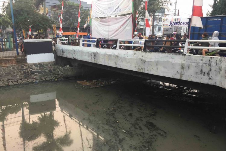 Kondisi Kali Krendang yang berada di Jakarta Barat tampak berwarna hitam. Berbagai jenis  sampah seperti plastik, bungkus makanan, botol minuman juga tampak menumpuk di bawah salah satu jembatan penyeberangan yang dilewati aliran tersebut. Tampak pula endapan lumpur di dasar kali yang menjadi batas antara Kelurahan Krendang dan Keluraham Jembatan Lima. Kotoran-kotoran berwarna hitam yang berasal dari dedaunan  juga terlihat mengapung dan mengalir dari hulu kali ke hilir, Rabu (25/7/2018) 