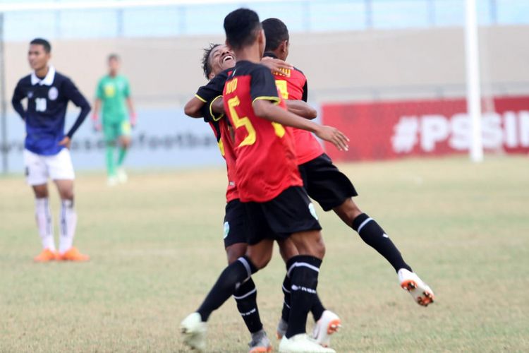 Selebrasi para pemain Timor Leste U-16 usai mencetak gol ke gawang Kamboja.