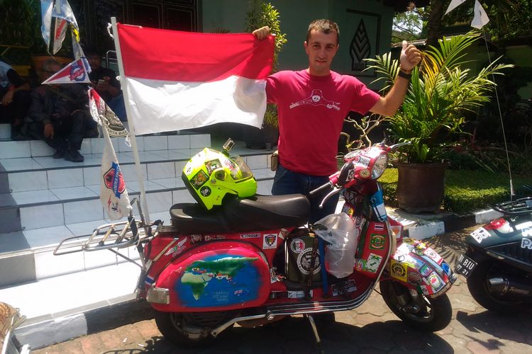 Fabio Salini (30), pria asal Itali yang mengendarai vespa mengelilingi dunia, mengikuti event Asia Vespa Day di Balai Kota Yogyakarta, Jalan Kenari, Kota Yogyakarta, Sabtu (16/9/2017).