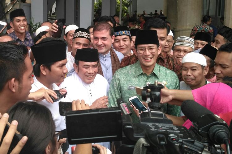 Wakil Gubernur Sandiaga Uno dan penyanyi Rhoma Irama usai sholat Jumat bersama di Masjid Fatahillah, Balai Kota DKI Jakarta, Jumat (27/10/2017). 