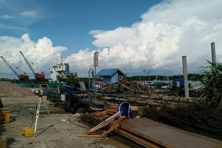 Dermaga pelabuhan pendaratan ikan di Kumai, Kabupaten Kotawaringin Barat kini dirombak total. Sementara bantuan kapal dari Kementerian Kelautan dan Perikanan di sana belum bisa dioperasikan.