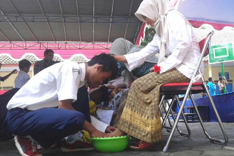 Anak-anak berkebutuhan khusus siswa SLB-B YPPALB Kota Magelang membasuh kaki ibu mereka sebagai ungkapan cinta kepada ibu. Acara ini digelar untuk menyambut Hari Ibu, Kamis (22/12/2017).