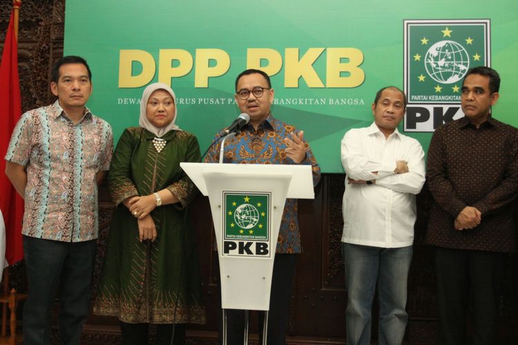 Bakal calon gubernur dan wakil gubernur Jawa Tengah Sudirman Said (tengah) dan Ida Fauziah (kedua kiri), Wasekjen PKB Daniel Johan (kiri), Ketua DPP PKB Marwan Jafar (kedua kanan) dan Sekjen Partai Gerindra Ahmad Muzani (kanan) melakukan deklarasi Calon Gubernur dan Wakil Gubernur untuk Jawa Tengah yang diusung Partai PKB di Kantor DPP Partai Kebangkitan Bangsa (PKB), Jakarta, Selasa (9/1/2018). Pasangan tersebut akan mendaftar ke Komisi Pemilihan Umum Daerah (KPUD) Jawa Tengah pada 10 Januari 2018 sebagai syarat untuk mengikuti pemilihan kepala daerah Jawa Tengah.