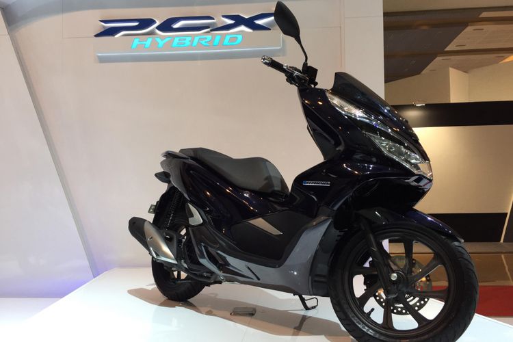 AHM memperkenalkan varian baru, PCX Hybrid di IIMS 2018.