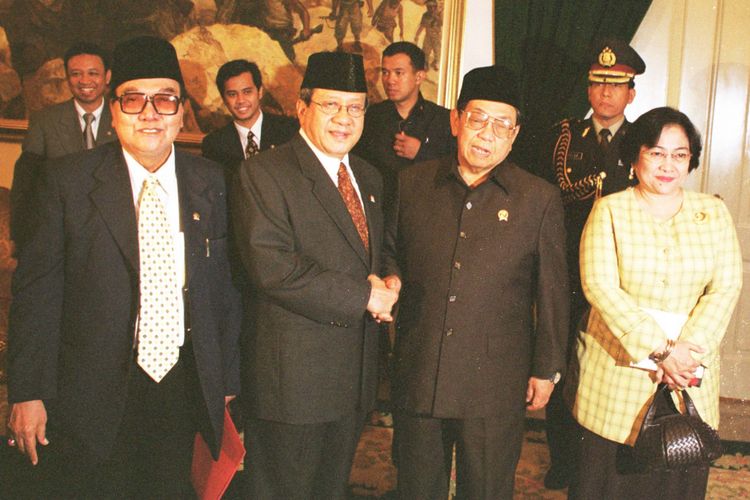 Presiden Abdurrahman Wahid (kedua dari kanan) didampingi Wapres Megawati Soekarnoputri, Selasa (10/10/2000) Menyambut Ketua DPR Akbar Tanjung dan Wakil Ketua DPR Soetardjo Soerjogoeritno (Kanan) serta para anggota DPR lainnya, sesaat sebelum mengadakan Rapat Konsultasi di Istana Negara Jakarta.