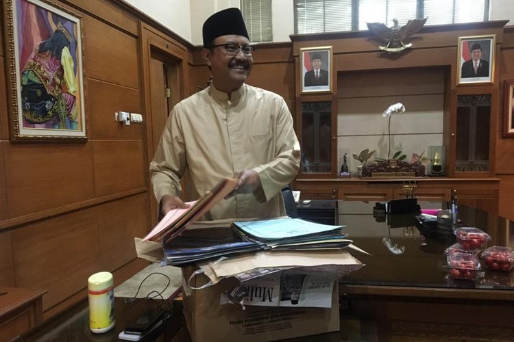 Gus Ipul mengemasi barang-barangnya di kantor Wagub Jatim, Kamis (31/1/2019)