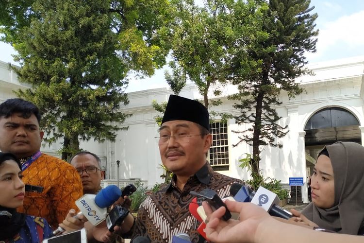 Jimly Asshiddiqie selaku ketua dan wakil ketua Dewan Gelar, Tanda Jasa, dan Tanda Kehormatan Negara,di Istana Kepresidenan, Jakarta, Rabu (7/8/2019)
