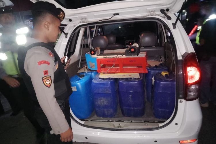Polisi menghentikan mobil yang mengangkut miras tradisional jenis ciu di depan Bank BRI Unit Ambal, Kebumen, Jawa Tengah, Kamis (20/6/2019) malam.