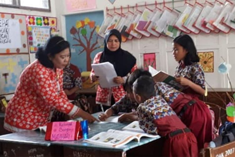 Murniati Nasution, Kepala SDN 122375 Pematang Siantar (tengah) saat melakukan pendampingan pembelajaran di kelas. Dia diminta memaparkan praktik baiknya di Kemdikbud dalam membuat perubahan pembelajaran di kelas.