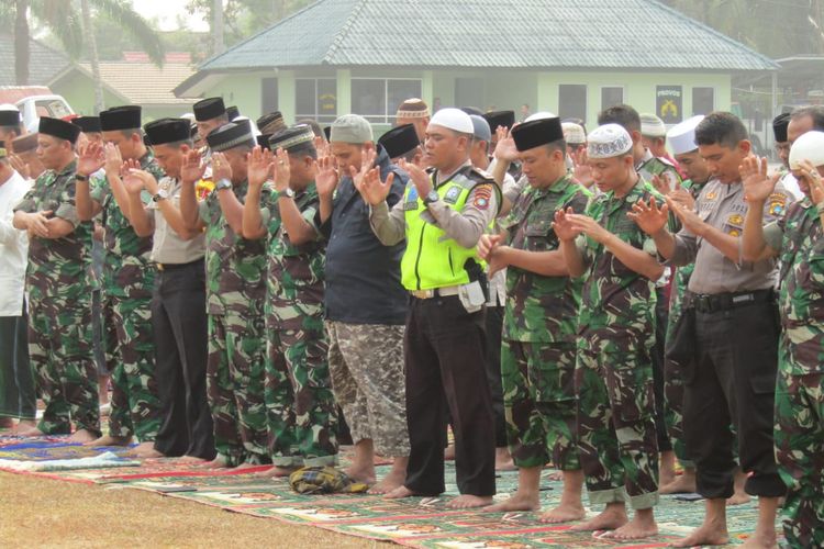 TNI menggelar shalat istisqa di lapangan Makodim Bangka, Rabu (18/9/2019).