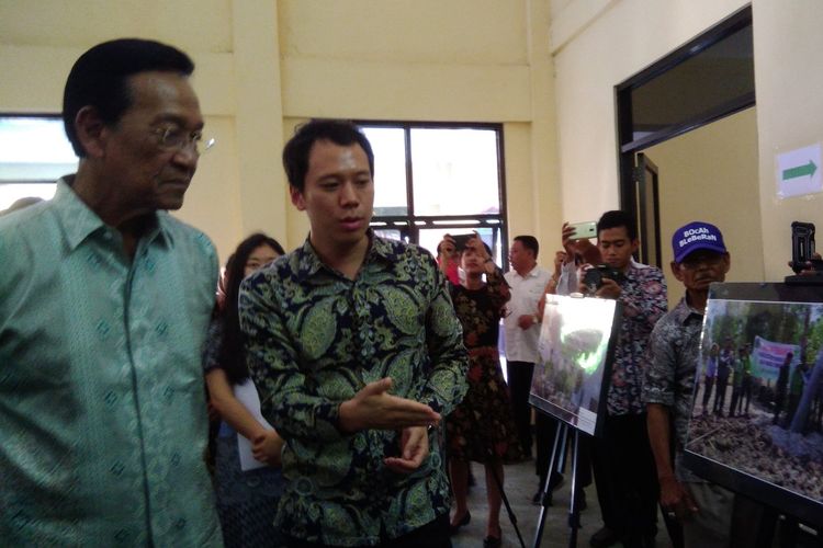 Gubernur DIY Sri Sultan Hamengku Buwono X (memakai kacamata) saat kunjungan ke Desa Bleberan, Kecamatan Playen, Gunungkidul, Rabu (8/5/2019)