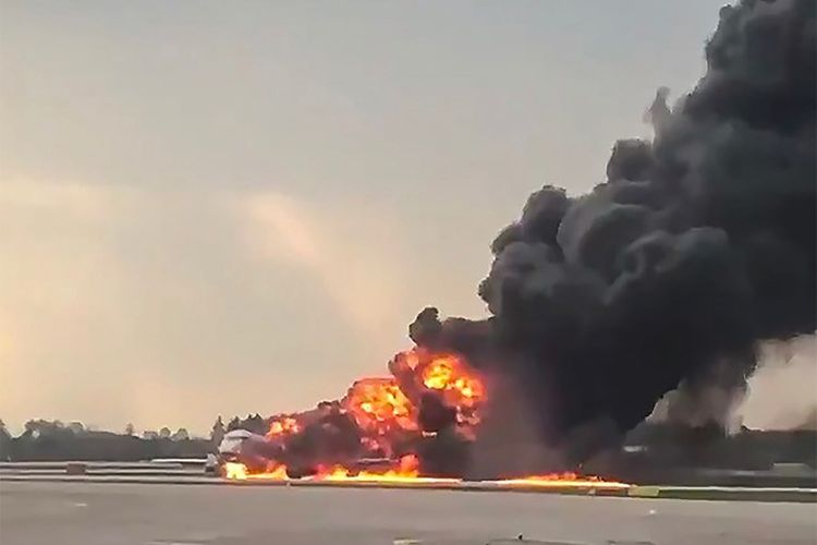 Potongan video dari akun Instagram Mikhail Norenko pada 5 Mei 2019n memperlihatkan pesawat Sukhoi Superjet 100 milik Aeroflot terbakar tak lama setelah mendarat darurat di Bandara Sheremetyevo, Moskwa, Rusia.