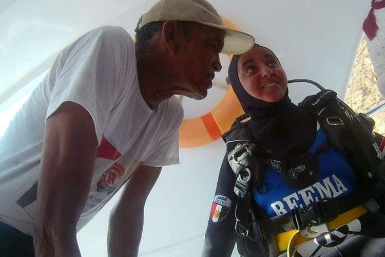 Reem Ashraf Fawzi (14) saat bersiap memulai aksi penyelaman untuk memecahkan rekor dunia menyelam di air laut, Rabu (3/10/2018).