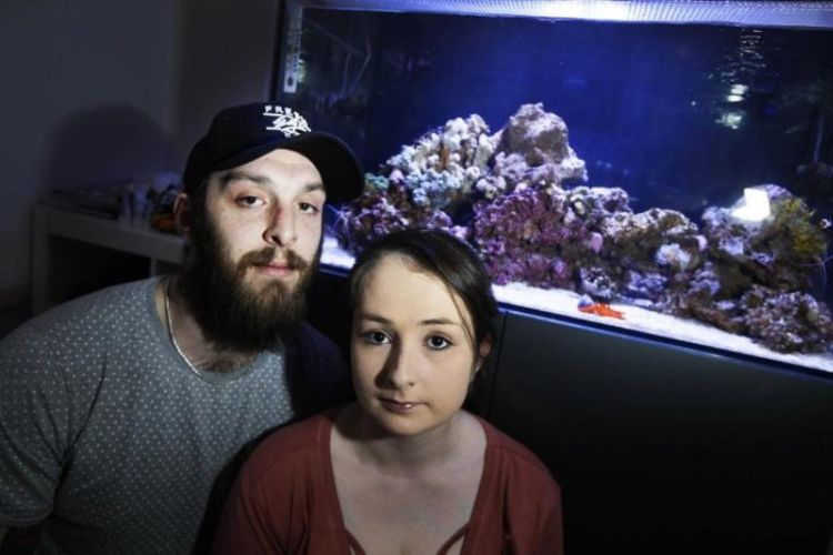 Chris Matthews bersama kekasihnya Emma Mundy, tidak sadar ketika mereka membersihkan tangki akuarium telah membuat salah satu karang melepaskan gas beracun yang memenuhi rumah.