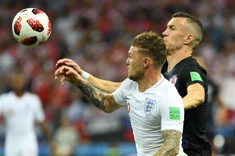 Kieran Tripper berebut bola dengan Ivan Perisic dalam pertandingan Kroasia vs Inggris pada babak semifinal Piala Dunia 2018 di Stadion Luzhniki, 11 Juli 2019. 