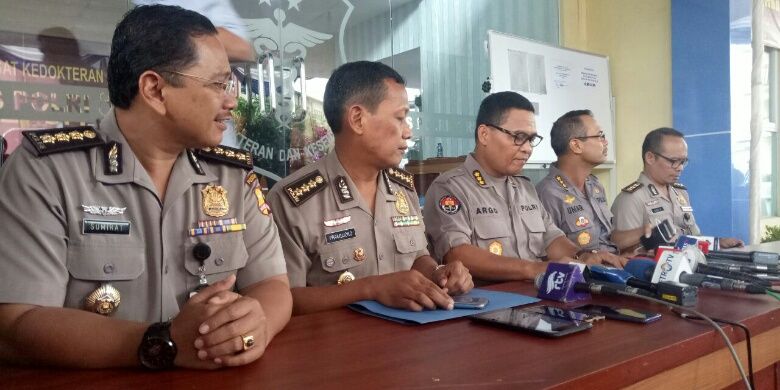 Kabid Humas Polda Metro Jaya Kombes Argo Yuwono saat menyampaikan identifikasi tiga jenazah korban ledakan pabrik mercon Tangerang, di RS Polri, Sabtu (28/10/2017).