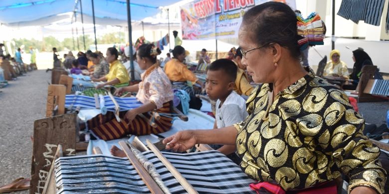 Festival Tenun ramaikan Festival Budaya Tua Buton di Sulawesi Tenggara, Jumat (25/8/2017). Festival ini diikuti sekitar 100 perempuan yang menggunakan tenun tradisional Buton.
