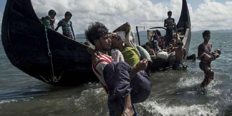 Sebagian besar pengungsi Rohingya menuju Banglades melalui jalur darat, tapi ada sejumlah orang berupaya melintasi sungai dan laut menggunakan perahu reyot.