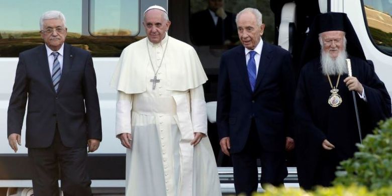 Paus Fransiskus (dua dari kiri) bersama Presiden Palestina Mahmoud Abbas (kiri), dan Presiden Israel Shimon Peres (dua dari kanan) ketika berada di Vatikan Juni 2014.