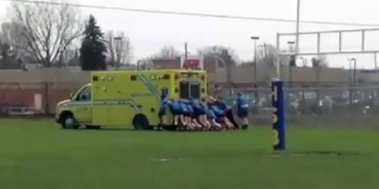 Aksi para pemain rugbi SMA Regional Chateauguay Valley di Kanada mendorong ambulans yang terjebak lumpur demi menyelamatkan rekan mereka.