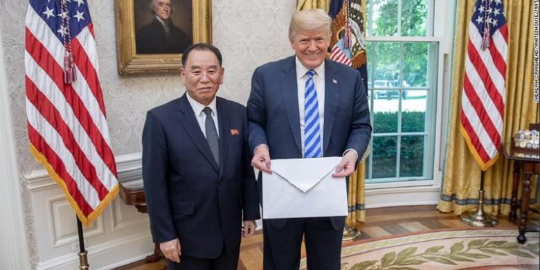 Presiden Amerika Serikat Donald Trump (kanan) ketika menerima amplop raksasa yang diyakini berisi surat Pemimpin Korea Utara Kim Jong Un dari utusan sekaligus tangan kanan Kim, Kim Yong Chol, di Gedung Putih, Jumat (1/6/2018).