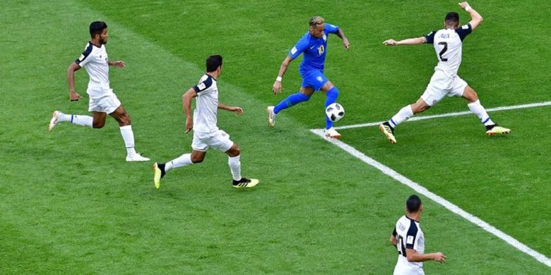 Penyerang Brasil, Neymar, mencoba melewati penjagaan para pemain bertahan Kosta Rika pada pertandingan Grup E Piala Dunia 2018 di St. Petersburg, 22 Juni 2018. 