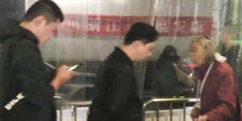 Dalam potongan video di media sosial China Weibo, seorang pengemis tua yang wajahnya disamarkan berada di stasiun kereta Hangzhou Timur. Pihak stasiun meminta agar penumpang tak memberi uang kepada pengemis tersebut.