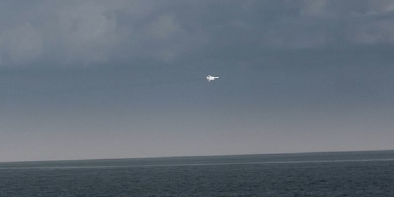 Potongan video memperlihatkan salah satu jet tempur Rusia mengelilingi kapal perang Inggris HMS Duncan di Laut Hitam pada Mei lalu.