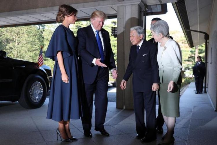 Presiden AS Donald Trump dan ibu negara Melania Trump bertemu dengan Kaisar Akihito dan Permaisuri Michiko di istana kekaisaran Jepang, Minggu (5/11/2017). (AP via Japan Today)
