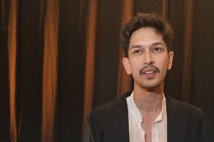 Dimas Beck saat menghadiri pagelaran tunggal perancang aksesoris Rinaldy Yunardi di Ritz Carlton Hotel, Jakarta Selatan, Rabu (13/12/2017) malam. 