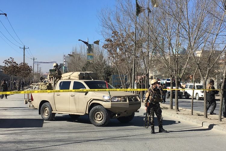 Militer berjaga di sekitar pusat kebudayaan Tabayan dan kantor berita Afghanistan Voice Agency (AVA) di Kabul, Afghanistan (28/12/2017). Serangan tersebut menewaskan 40 orang dan melukai 30 warga Kabul lainnya.