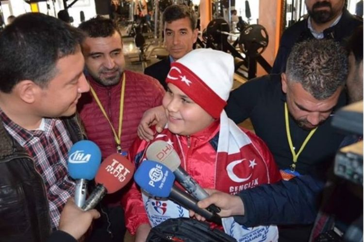 Mohammed Khaled (12) jadi topik pembicaraan setelah foto dirinya sedang berdiri di depan pusat kebugaran menjadi viral.