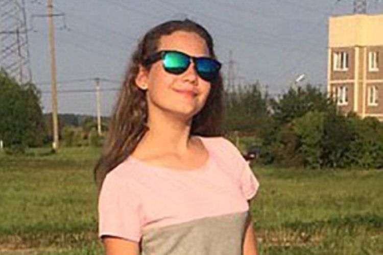 Kseniya P (12) meninggal dunia tersengat listrik setelah ponsel yang sedang dicas jatuh ke bak mandi tempatnya berendam.