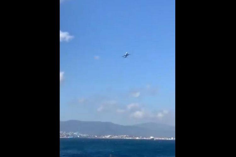 Video ini direkam oleh Richard Whalley ketika pesawat maskapai British Airways oleng di Gibraltar akibat angin kencang, Senin (25/2/2019). (Twitter/Richard Whalley)