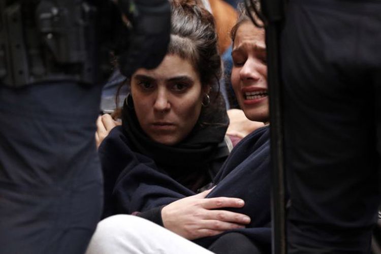 Dua orang anak muda Katalan tak kuasa menahan tangis ketika aparat kepolisian mengepung mereka di dekat TPS. 