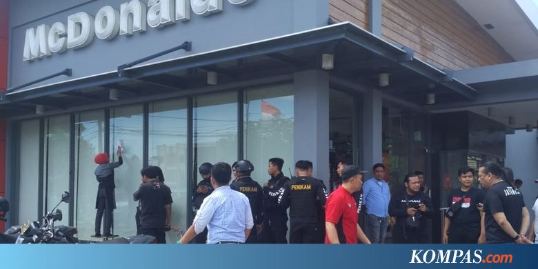 Sekelompok Oknum Berpakaian Hitam-hitam Rusak Restoran McDonald's Makassar saat "May Day"